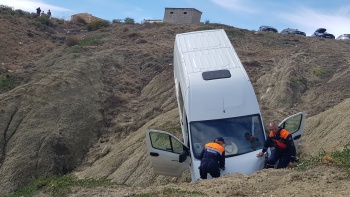 Микроавтобус с пассажирами скатился с горы в Крыму
