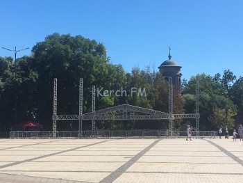 Новости » Общество: На центральной площади Керчи устанавливают сцену и ограждения