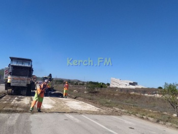 Новости » Общество: К "Царскому кургану" в Керчи асфальтируют дорогу