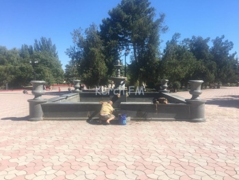 В центре Керчи чистят фонтан