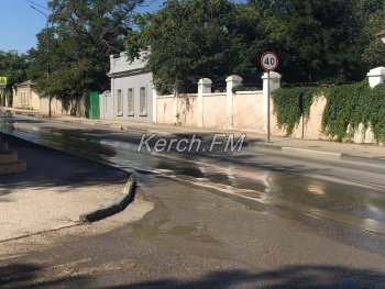 Новости » Коммуналка: Ул. Чкалова в Керчи снова заливает чистой водой