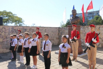 Новости » Общество: В Керчи открыли памятник Герою Советского Союза Екатерине Дёминой
