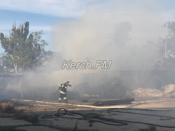 Новости » Общество: В Керчи горели шпалы, столб дыма был виден с нескольких районов (видео)