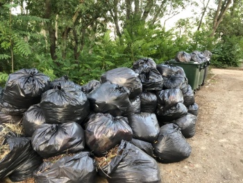 Керчане просят вывезти огромную свалку мусора из парка в Аршинцево