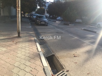 Новости » Общество: Керчане просят закрыть ливневки на улице Козлова