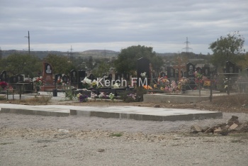 Новости » Общество: В Керчи на кладбище началась установка мемориала в память об учащихся политеха