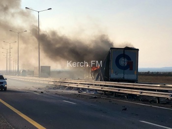 Новости » Криминал и ЧП: На автоподходах к Крымскому мосту сгорела фура (видео)