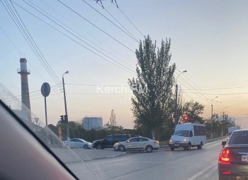 Новости » Криминал и ЧП: Вчера в Керчи столкнулись легковушка и маршрутка