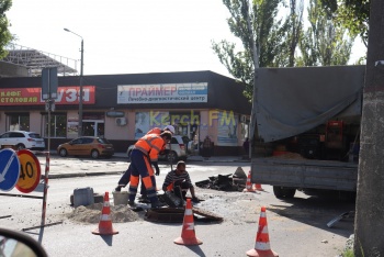 Новости » Общество: На Шлагбаумской в Керчи сняли часть асфальта на дороге