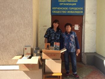 Новости » Общество: Керченское общество инвалидов подарило осужденным колонии-поселения книги