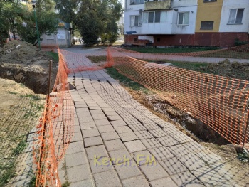 Новости » Общество: Кто починит порванный водовод по Ворошилова в Керчи?