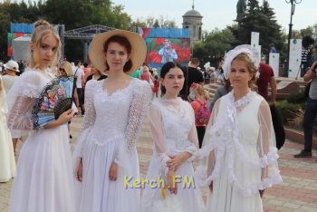 Новости » Общество: На площади Ленина проходит акция «Белый цветок»