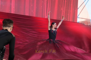Новости » Общество: Театр танца Елизарова и преподаватели лицея выступили на одной сцене в Керчи