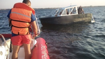 Лодку с 5 пассажирами унесло в открытое море в Крыму