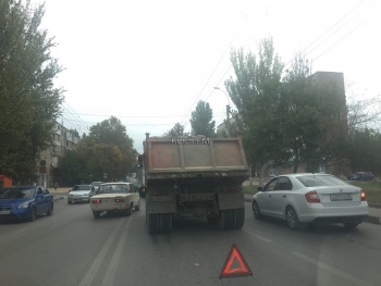 В Керчи на Горького сломался грузовик – движение затруднено