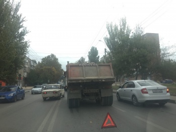 Новости » Общество: В Керчи на Горького сломался грузовик – движение затруднено