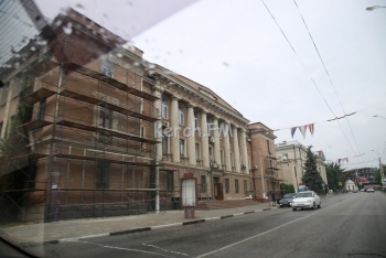 В Керчи приостановили работы по реставрации фасада здания суда