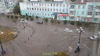 Машины утонули: небольшой дождь затопил центр Керчи