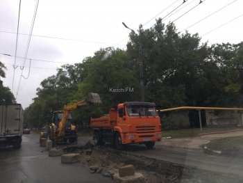 Новости » Общество: На Вокзальном шоссе в Керчи вновь разрыли дорогу