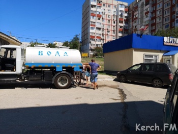 Новости » Общество: «Вода Крыма» закупает дополнительные водовозки для бесперебойного подвоза воды