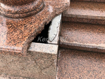 Новости » Общество: Лучше не стало: лестницу в центре Керчи никто не спешит ремонтировать