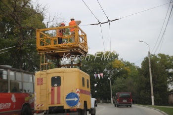 Новости » Общество: На улицах Керчи над дорогой снимают флажки