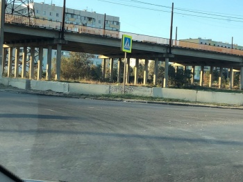 В Керчи территорию у путепровода через Буденного оградили бетонными блоками