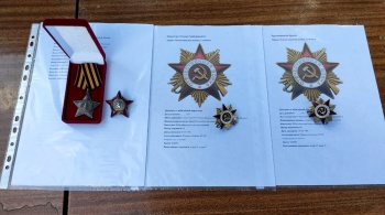 Изъятые у «черных копателей» в Крыму награды времен войны вернули потомкам награжденных