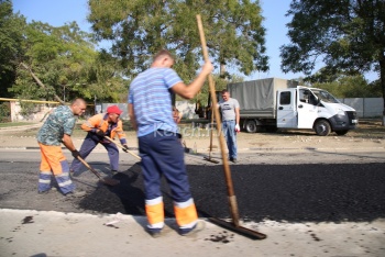 Новости » Общество: На Вокзальном шоссе приступили к асфальтировке дороги