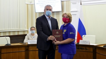 Аксенов наградил прибывших в Крым для лечения пациентов с COVID врачей ФМБА