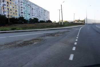 Не вынесла маневров: новая дорога на Нижнем Солнечном в Керчи просела  