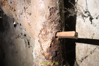 Падают камни, а щели с палец: аварийный дом в Керчи может не дождаться переселения