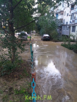 В Керчи чистая вода затопила дворы многоэтажек