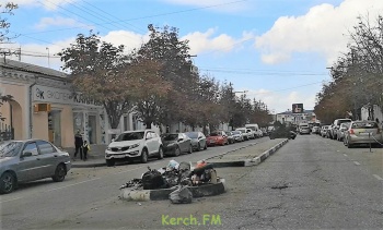 Новости » Общество: На Козлова в Керчи мусор если не убрали, то сожгли