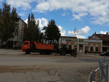 Новости » Общество: В Керчи утром убирали последствия сильного дождя