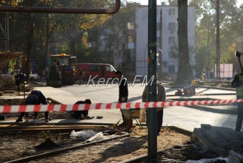 Новости » Общество: В Керчи асфальтируют дорогу во дворе по ул. Победы