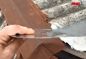 Листы тонкой жести прилетают во двор жилого дома после ремонта крыши