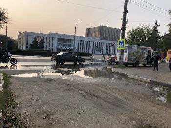 С утра улица Орджоникидзе в Керчи залита чистой  водой