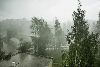 По Крыму объявили штормовое: ожидаются ливни и ветер