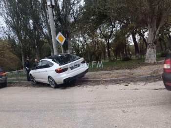 В Керчи произошла авария, «BMW» врезалась в ограждение