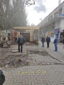 Новости » Общество: В районе рынка «Дружба» в Керчи сносят ларьки