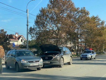 Новости » Общество: На ул. Генерала Петрова столкнулись «Лада» и «Мазда»