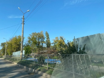 В Керчи около «Дворца Пионеров» упал забор и перекрыл тротуар