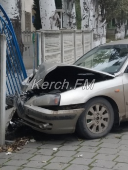 Два автомобиля столкнулись в Керчи, один «вылетел» в забор МЧС