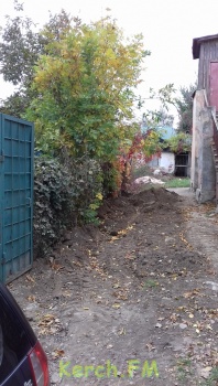 Как обычно: коммунальщики  перекопали подъезд ко дворам в Керчи и бросили