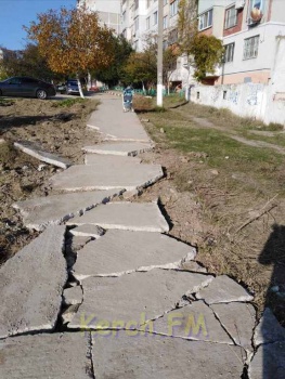 Новости » Общество: Теплосеть  в Керчи разрушила единственную дорогу к школе