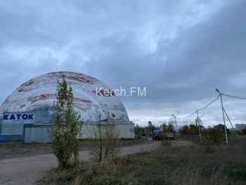 Новости » Общество: Над катком в Керчи надули купол