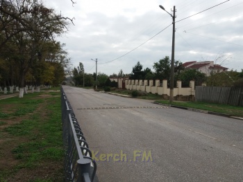 Новости » Общество: На Кирова в Керчи появился «пешеходный забор»