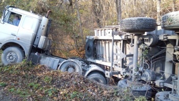 В Крыму перевернулся грузовик, у которого отказали тормоза