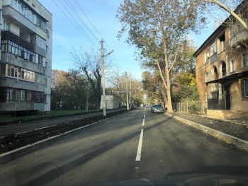 Новости » Общество: На ул. Дейкало в Керчи появился новый асфальт и разметка